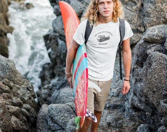 Unisex organic cotton surf t-shirt – "Holidays Surf" – Wetsuit & boards – Beach spirit