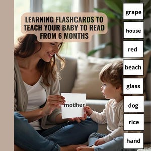 Puede incluir: Una mujer y un niño están sentados en el suelo. La mujer sostiene una tarjeta blanca con la palabra "madre" escrita en ella. El niño está mirando la tarjeta. Hay varias otras tarjetas blancas con palabras en ellas, incluyendo "uva", "casa", "rojo", "playa", "vidrio", "perro", "arroz" y "mano".