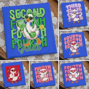 Peut inclure: Une collection de carrés de tissu bleu présentant des illustrations de canards de dessin animé avec des graphismes scolaires. Chaque carré montre un canard portant des lunettes en forme de cœur et un nœud, tenant un livre et un crayon.