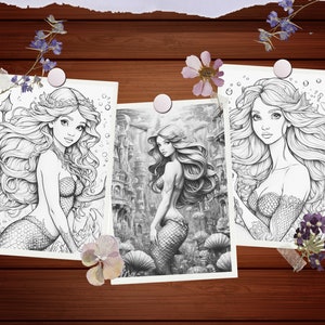 Puede incluir: Tres ilustraciones en blanco y negro de sirenas con cabello largo y fluido. Las sirenas est&aacute;n dibujadas en un estilo detallado con dise&ntilde;os intrincados en sus colas y ropa. Las ilustraciones est&aacute;n sobre un fondo de burbujas y algas marinas.