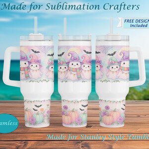 Könnte beinhalten: Drei weiße Becher mit Griffen, verziert mit einem Halloween-Motiv. Das Design zeigt niedliche Geisterfiguren mit Hexenhüten und Schals, zusammen mit Kürbissen, Fledermäusen und floralen Elementen. Die Becher haben einen weißen Griff und einen Strohhalm.