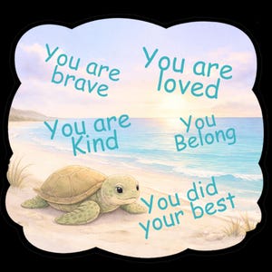 Op de afbeelding: Een digitale illustratie van een zeeschildpad op een zandstrand met de oceaan op de achtergrond. De tekst in de afbeelding luidt: "Je bent dapper, Je bent geliefd, Je bent aardig, Je hoort erbij, Je hebt je best gedaan."