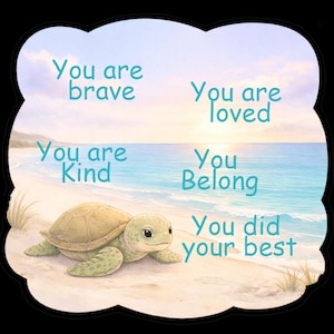 Op de afbeelding: Illustratie van een zeeschildpad op een zandstrand met de oceaan en de lucht op de achtergrond. Tekst in de afbeelding luidt: "Je bent dapper, Je bent geliefd, Je bent aardig, Je hoort erbij, Je hebt je best gedaan."