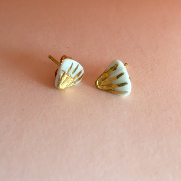 Tiny porcelain earrings fan in white and gold, minimalist textured porcelain earrings, clay fan earrings with vermail studs