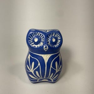 Figura vintage firmada de Pablo Zabal, cerámica de arte popular chileno, búho azul y blanco D1