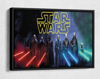 Puede incluir: Una impresión en lienzo enmarcada en negro con el logotipo de Star Wars en amarillo y un grupo de personajes de la franquicia Star Wars de pie en fila. Los personajes sostienen sables de luz en rojo, azul y verde.