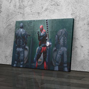 Pu&ograve; includere: Un personaggio di supereroe rosso e nero, Deadpool, si trova in un box del bagno con altre due figure in abiti neri. Il testo "The END!" &egrave; scritto sul muro dietro Deadpool.