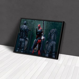 Pu&ograve; includere: Una stampa incorniciata di un'illustrazione umoristica che presenta Deadpool, un supereroe, in un box del bagno con il testo "The END is" scritto sul muro. Altre due figure si trovano nei box accanto a lui.