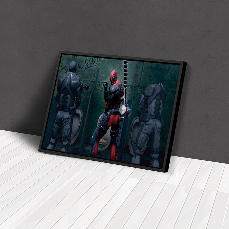Pu&ograve; includere: Una stampa incorniciata di un'illustrazione umoristica che presenta Deadpool, un supereroe, in un box del bagno con il testo "The END is" scritto sul muro. Altre due figure si trovano nei box accanto a lui.