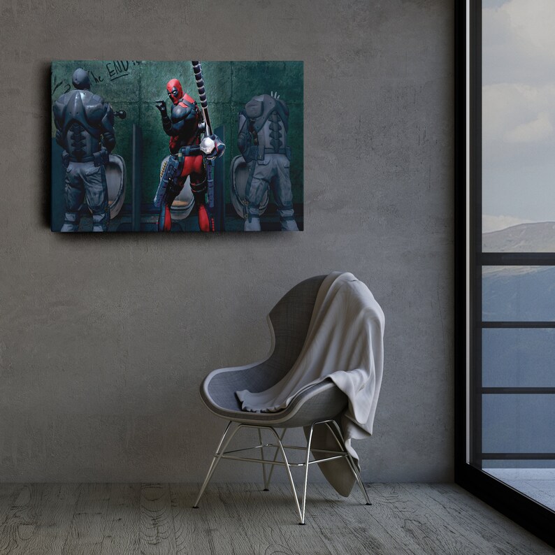 Pu&ograve; includere: Una stampa di un personaggio di fumetti con un costume rosso e nero in piedi in un bagno con altre due figure in abiti neri. Il testo "The End" &egrave; scritto sul muro.