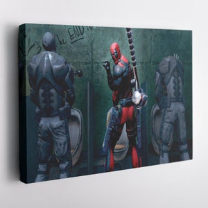 Pu&ograve; includere: Un personaggio di supereroe rosso e nero, Deadpool, si trova in un bagno pubblico con altre due figure in nero e grigio. Deadpool tiene un'arma e punta a sinistra. Il testo "The End" &egrave; scritto sul muro dietro Deadpool.
