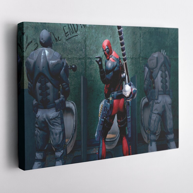Pu&ograve; includere: Un personaggio di supereroe rosso e nero, Deadpool, si trova in un bagno pubblico con altre due figure in nero e grigio. Deadpool tiene un'arma e punta a sinistra. Il testo "The End" &egrave; scritto sul muro dietro Deadpool.