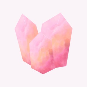 Op de afbeelding: Drie roze kristalklusters met een bewolkte, doorschijnende uitstraling. De kristallen zijn in een cluster gerangschikt, met het grootste kristal in het midden.