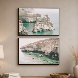 Pode incluir: Dois quadros retangulares com molduras pretas exibindo paisagens costeiras com falésias rochosas claras e água turquesa. A imagem superior mostra uma formação de arco de pedra natural, enquanto a inferior retrata uma costa rochosa.