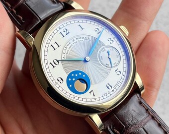 Capolavoro in edizione limitata: A. Lange & Söhne 1815 Moonphase in oro miele 18 CT - Un omaggio all'artigianato senza tempo