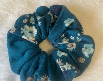 Blauwe bloemen gerecycleerde kleding scrunchie