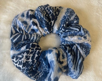 Blauwe en witte dierenprint gerecycleerde kleding scrunchie