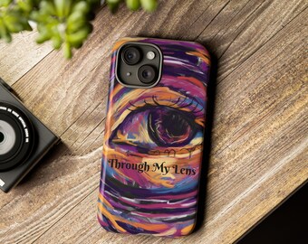 Könnte beinhalten: Eine farbenfrohe Handyhülle mit einem gemalten Auge und dem Text "Through My Lens". Die Hülle hat ein lila, rosa, orange und gelbes Farbschema.