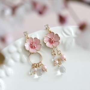 桜のイヤリング – 純銀、金メッキ、痛みのないクリップオンまたは非対称デザイン