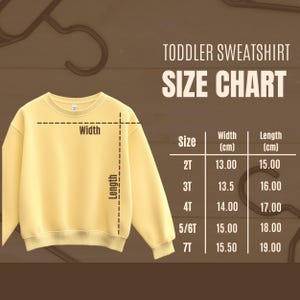 Puede incluir: Sudadera amarilla clara para ni&ntilde;os peque&ntilde;os con una tabla de tallas. La tabla muestra las medidas en cent&iacute;metros para las tallas 2T a 7T. El ancho de la sudadera var&iacute;a de 13,00 cm a 15,50 cm, y el largo de 15,00 cm a 19,00 cm.
