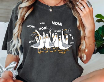 Camiseta divertida de mamá con ganso, camiseta "Caos en la vida de mamá", camiseta gráfica "Niños llamando a mamá", camiseta linda de mamá con animales, camiseta con humor sobre la maternidad, regalo para mamá