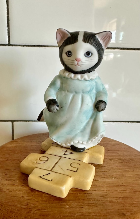 キティキュウリ - エリー - 石蹴りをする猫の置物 ヴィンテージ - Etsy 