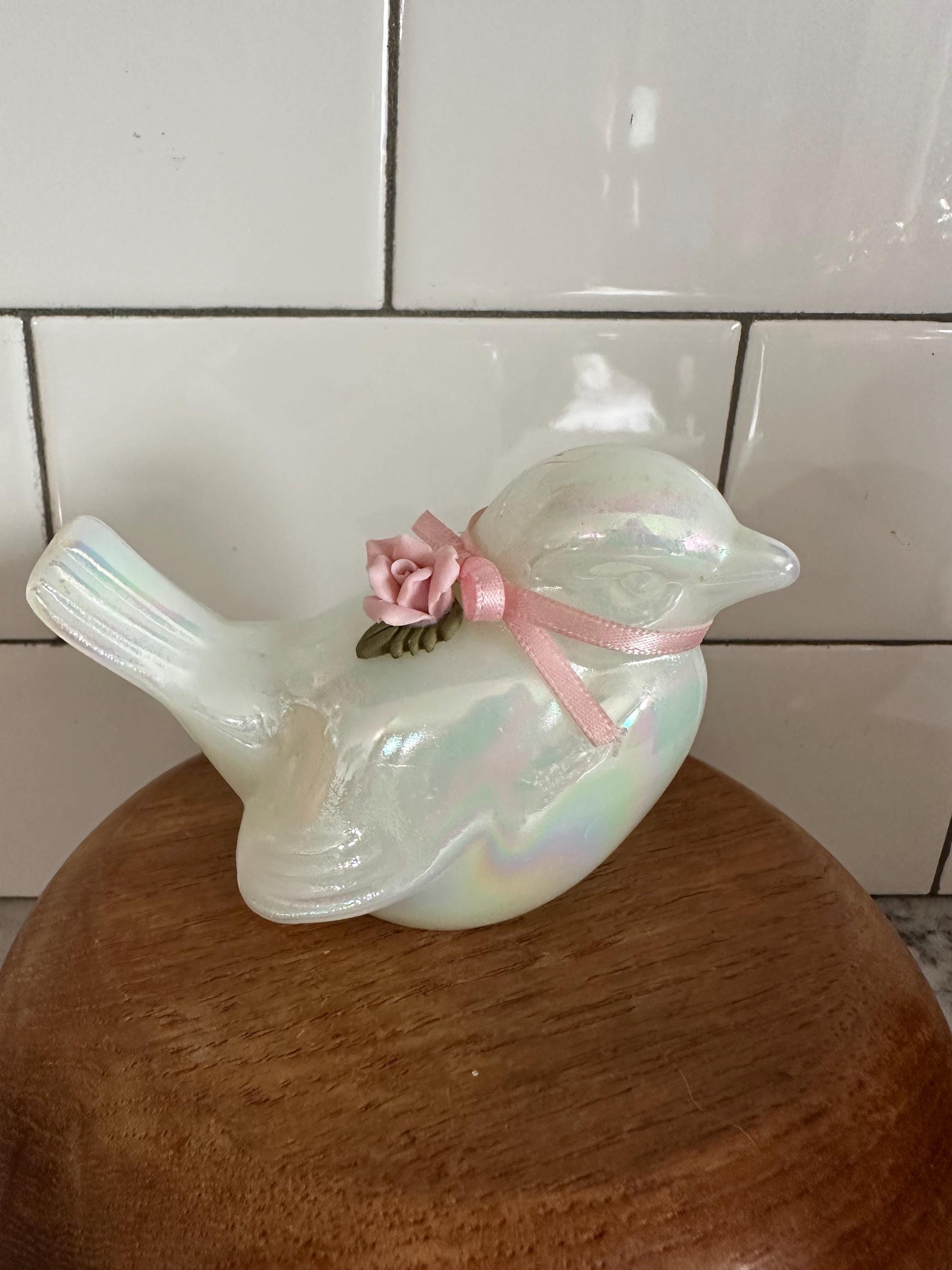 Fenton フェントン社 オパールセントガラスの小鳥（サイン入り） Fenton フェントン社 オパールセントガラスの小鳥（サイン入り）