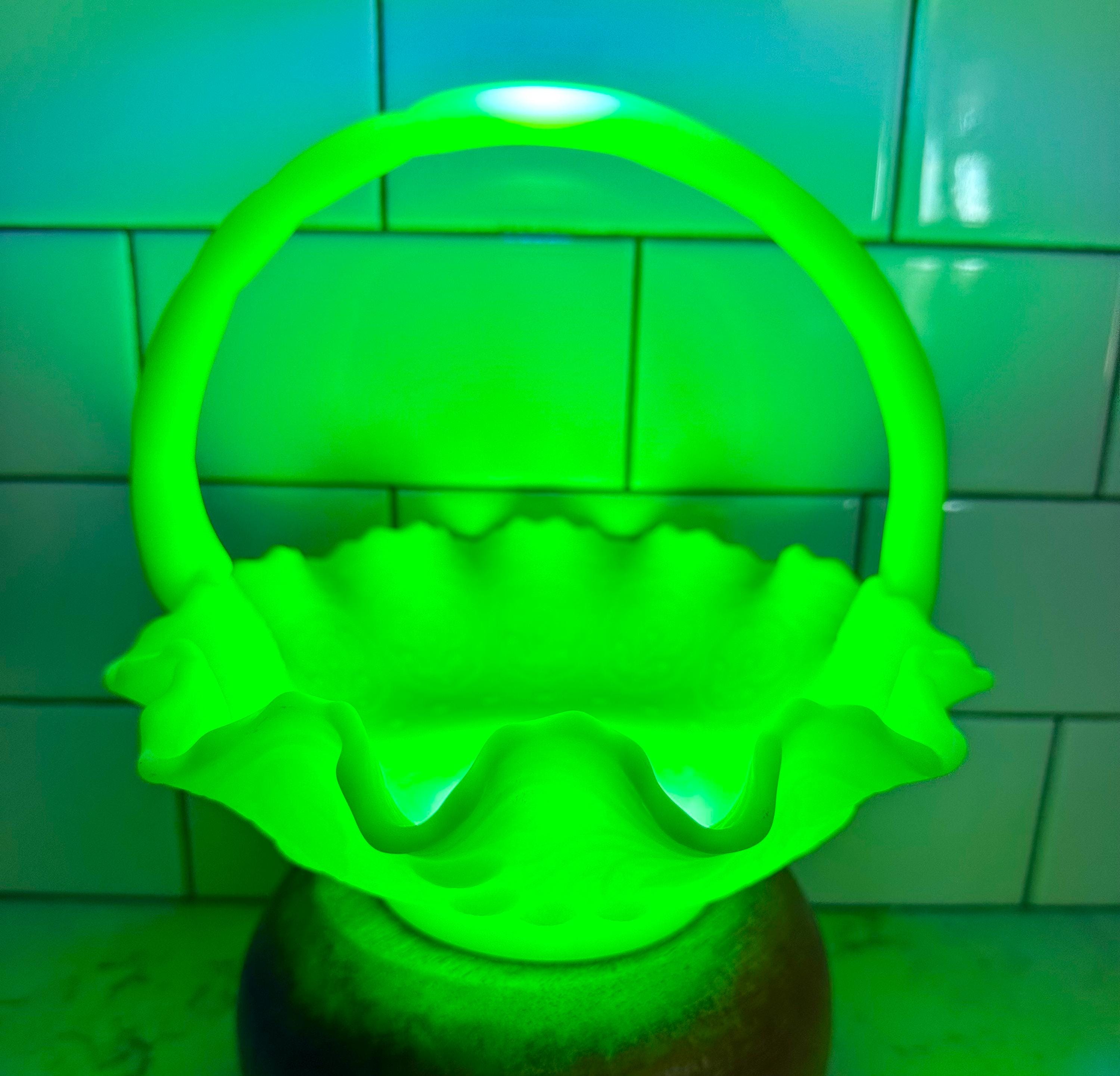 ヴィンテージ USA フェントン カスタード ウランガラスのバスケット ヴィンテージ USA フェントン カスタード ウランガラスのバスケット