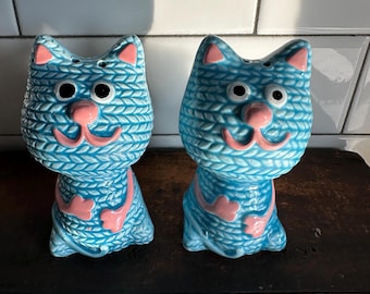 Salero y pimentero vintage de mediados de siglo con forma de gatito antropomórfico