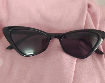 Schwarze Sonnenbrille – trendige schmale Katzenaugenfassung für Damen