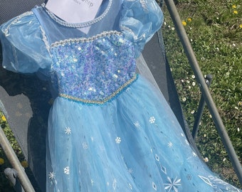 Robe de princesse des glaces enchantée pour les célébrations - Robe de conte de fées givrée et cape scintillante