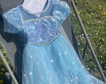 Vestido de princesa de hielo encantada para celebraciones: vestido de cuento de hadas esmerilado y capa brillante