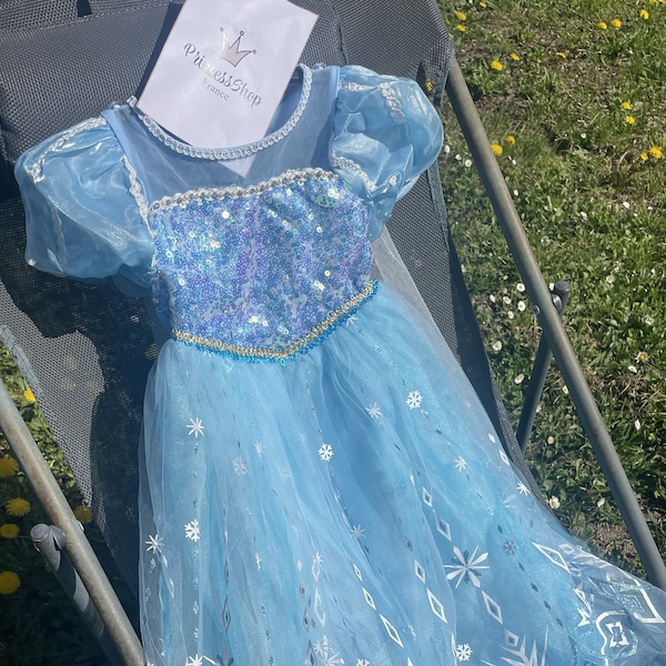 Verzaubertes Eisprinzessin-Kleid für Feierlichkeiten – gefrostetes Märchenkleid und glitzernder Umhang