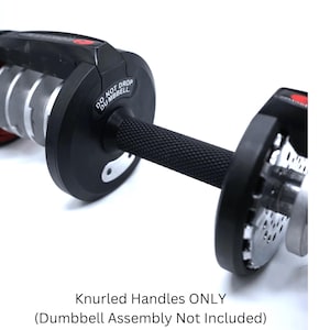 Peut inclure: Haltère réglable noir et argenté avec une poignée moletée. Le texte "DO NOT DROP DUMBBELL" est visible sur le côté. Le texte "Knurled Handles ONLY (Dumbbell Assembly Not Included)" est également visible. Idéal pour l'entraînement.