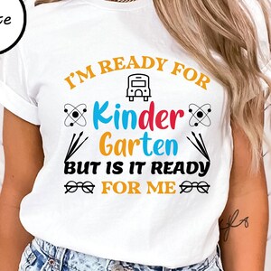 Peut inclure: Ensemble de trois mugs en céramique avec une finition mate et mouchetée. Les tasses sont de couleur crème, gris clair et gris foncé. Chaque mug a un design simple et minimaliste.