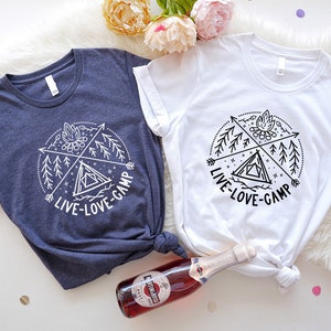 Live Love Camp ファミリーキャンプお揃いシャツ、キャンプライフグループシャツ、キャンプラバーグループお揃いTシャツ、キャンプ仲間グループお揃いギフト