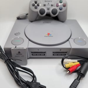復元済みプレイステーション1 PS1 Fat コンプリート、OEMグレーアナログコントローラー1個、OEMメモリーカード付き | 全ての接続パーツ付属 | 動作テスト済み | NTSC