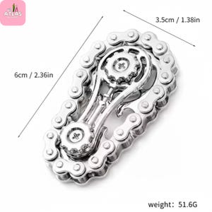 以下が含まれることがあります： 銀色の金属製チェーンツール。長さ6cm、幅3.5cmで、歯車のようなデザインです。ツールの重さは51.6gです。チェーンがツールに巻き付いています。