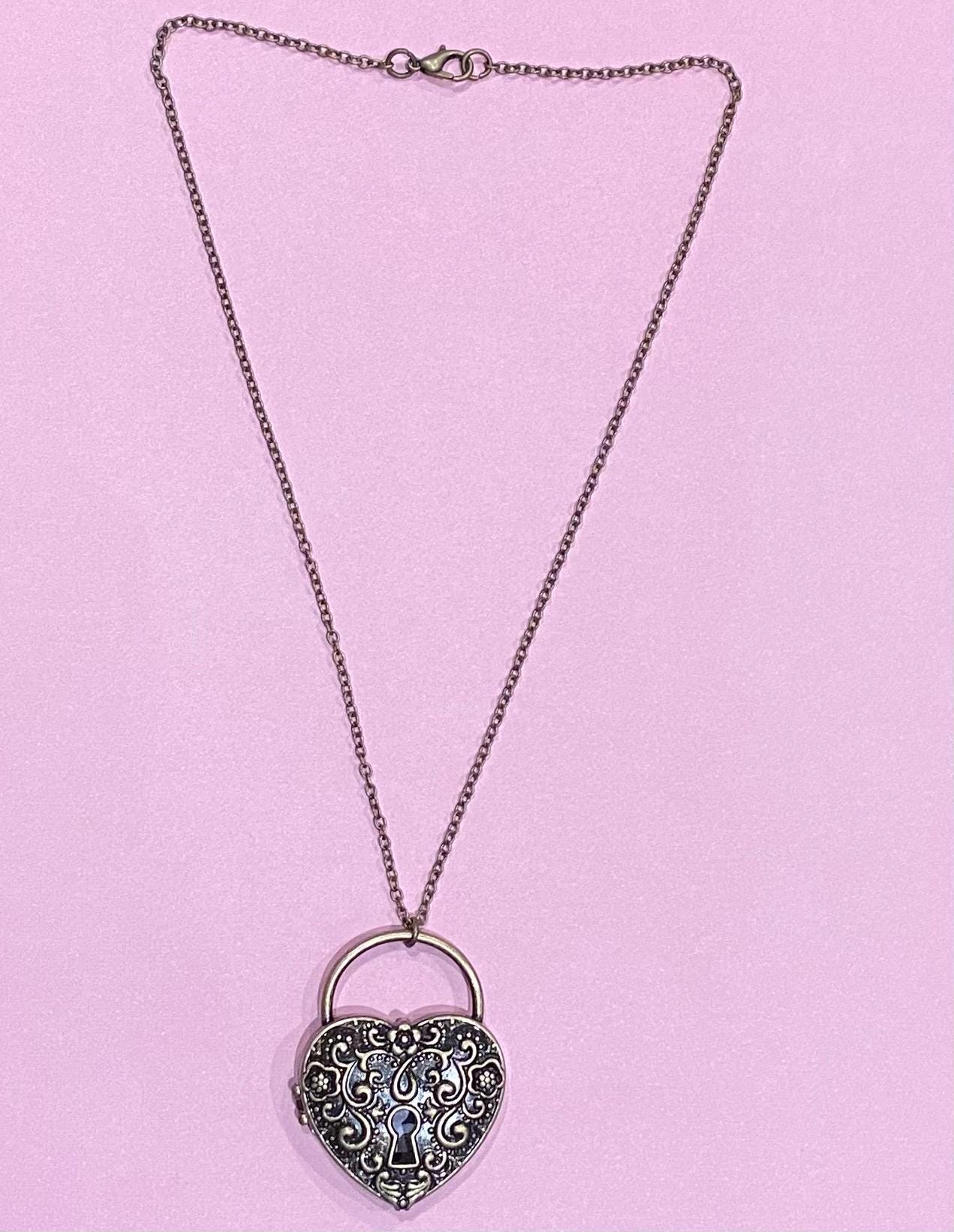 Collar con medallón de Fall Out Boy