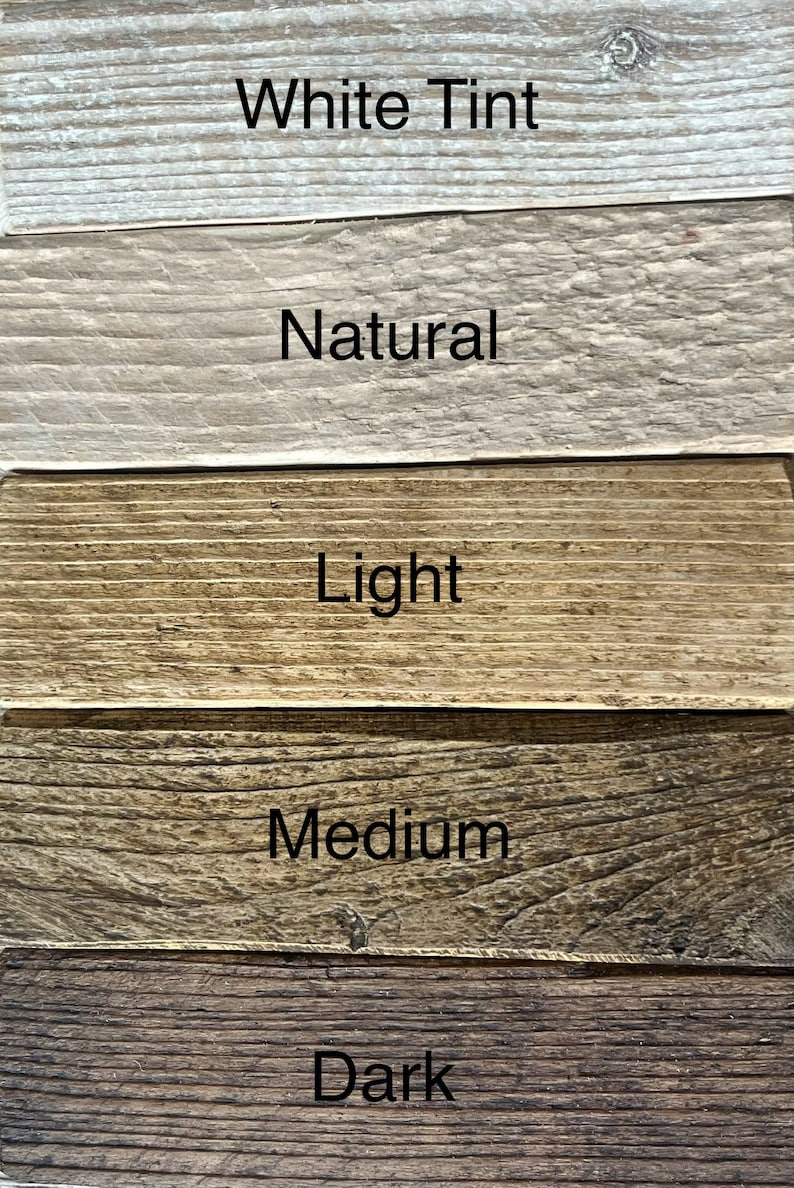 Op de afbeelding: Vijf houten planken die in verschillende bruintinten zijn gebeitst. De planken zijn van licht naar donker gelabeld: Witte tint, Natuurlijk, Licht, Medium, Donker.
