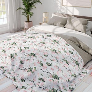 Pink Floral Fleece Blanket: Soft Cottagecore Home Decor