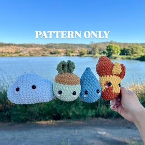 Puede incluir: Una colección de cuatro figuras amigurumi de ganchillo: una nube azul, una planta, una gota de agua azul y una flor roja y amarilla. El texto "PATTERN ONLY" se muestra en la parte superior de la imagen. Las figuras tienen ojos de seguridad negros.