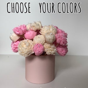Pode incluir: Um buqu&ecirc; de flores rosa e creme em um vaso cil&iacute;ndrico rosa claro. O texto "CHOOSE YOUR COLORS AND SCENT" est&aacute; escrito em preto acima e abaixo das flores. As flores parecem ser pe&ocirc;nias.