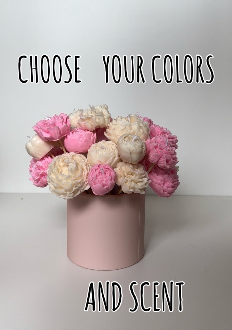 Pode incluir: Um buqu&ecirc; de flores rosa e creme em um vaso cil&iacute;ndrico rosa claro. O texto "CHOOSE YOUR COLORS AND SCENT" est&aacute; escrito em preto acima e abaixo das flores. As flores parecem ser pe&ocirc;nias.