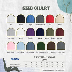 K&ouml;nnte beinhalten: Eine Gr&ouml;&szlig;entabelle f&uuml;r Gildan G500 Kurzarm-T-Shirts mit achtzehn Farbmustern, beschriftet als Ash, Black, Royal, Dark heather, Red, Sand, Sport gray, White, Purple, Navy, Military Green, Maroon, Light Pink, Light Blue, Indigo Blue, Forest Green, Dark chocolate und Charcoal. Eine Tabelle listet die K&ouml;rperl&auml;nge und -breite in Zoll f&uuml;r die Gr&ouml;&szlig;en S bis 5XL auf.