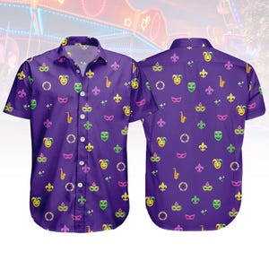 Peut inclure: Une chemise boutonnée violette à manches courtes avec un motif répété de masques de Mardi Gras, de fleur de lys, de notes de musique et d'autres symboles festifs en jaune, vert et violet. La chemise est présentée ouverte et fermée.
