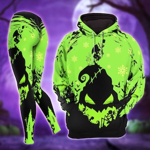 Könnte beinhalten: Ein passendes Set aus neongrünen und schwarzen Leggings und einem Kapuzenpullover. Die Leggings und der Kapuzenpullover zeigen eine schwarze Silhouette einer Figur mit finsterem Gesicht, Fledermäusen und Schneeflocken. Der Hintergrund ist ein violetter Farbverlauf.