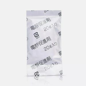 Puede incluir: Un sobre blanco con texto y gráficos japoneses. El texto incluye "電解促進剤" y "20g". El sobre tiene un símbolo de reciclaje de plástico y está sellado en la parte superior.