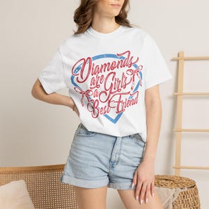 T-shirt avec noeud en forme de coeur et inscription rétro | T-shirt graphique nostalgique espiègle