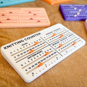 Compteur de tricot de voyage - suiveur de rangs imprimé en 3D avec curseurs pour crochet, tissage et tricot